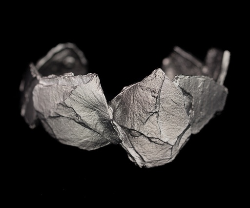 Steenvormige slavenarmband van donkergrijs zilver