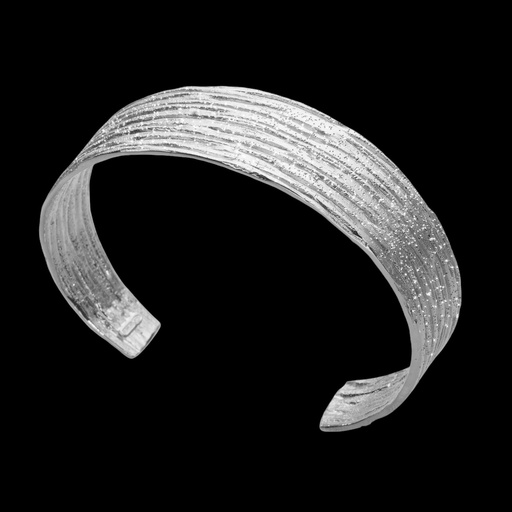 Zilveren en gestreepte slavenarmband