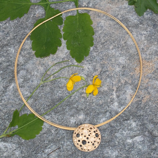 [L072014] Vergulde hanger met enkele schitterende gaatjes