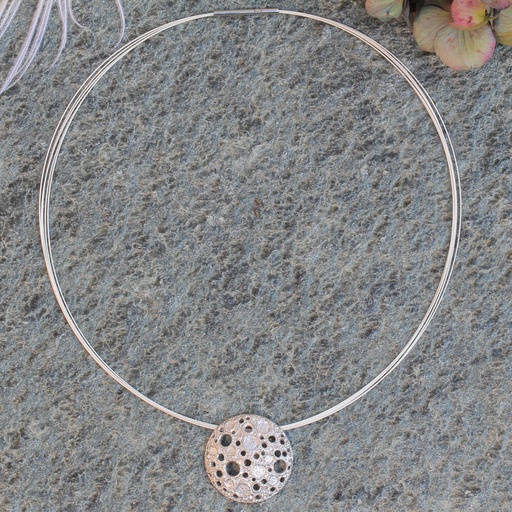 [L082008] Zilveren hanger met onregelmatige schitterende gaatjes