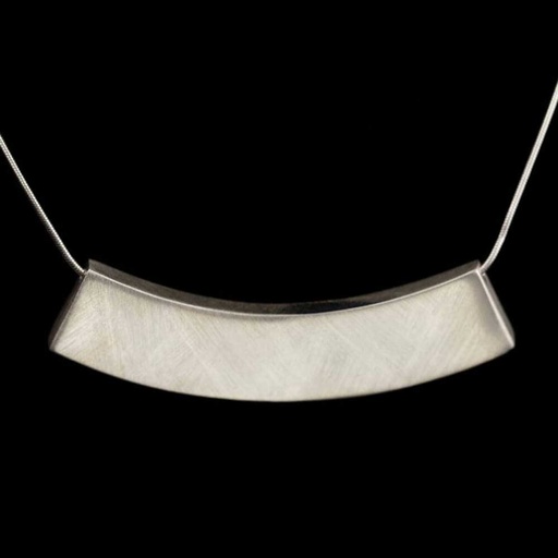 Zilveren ketting met een strakke en lange hanger
