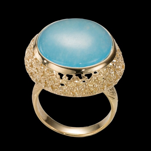 Bewerkte vergulde ring met een blauwe quartz steen