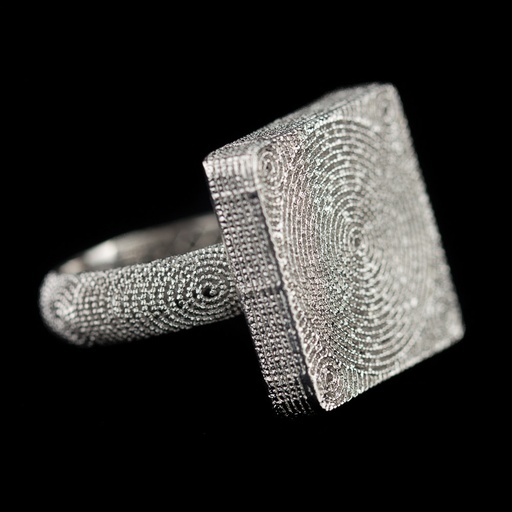 Fijn bewerkte vierkantvormige ring van zilver
