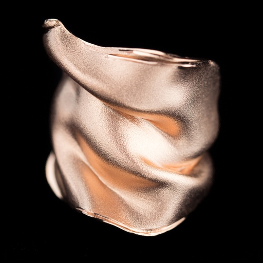 Matte en licht plooiende rosé ring met gepolijst randje
