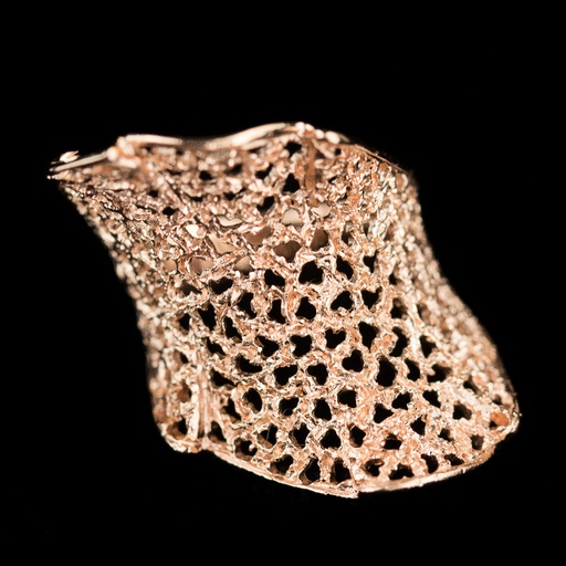 Verfijnde rosé ring, gediamanteerd met gaatjes