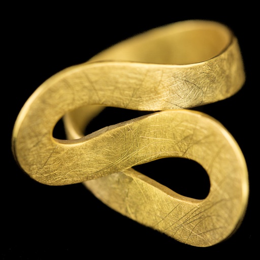 Vergulde openbewerkte ring met fraaie ronde welvingen