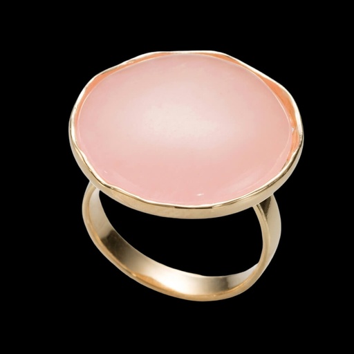 Vergulde ring met een grote koraalkleurige quartz steen