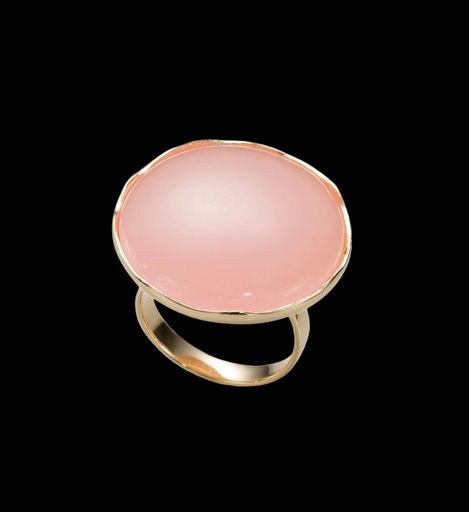 Vergulde ring met een koraalkleurige quartz steen