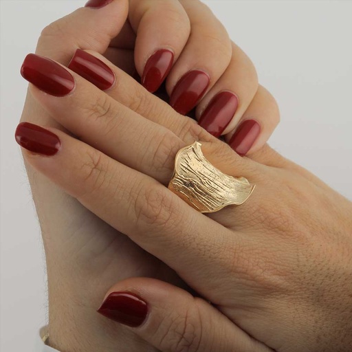 Vergulde ring, breed en gediamanteerd