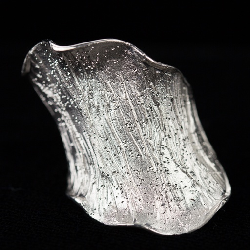 Zilver grijze ring, breed en gediamanteerd