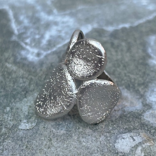 Zilveren ring met ovaalvormige bewerkingen
