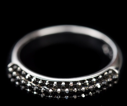 Zilveren ring met zwarte fonkelingen