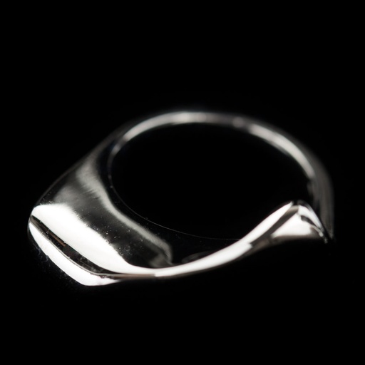 Zilveren ring, gepolijst en onregelmatig van vorm