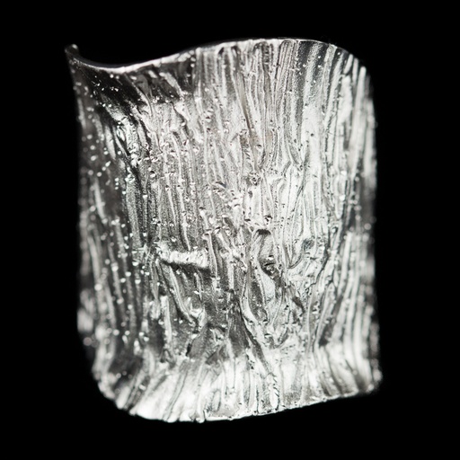 Zilveren ring, licht golvend en gediamanteerd