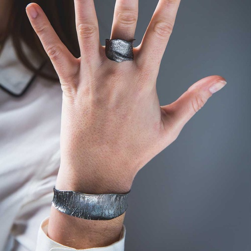 Zilvergrijze ring, smal en gediamanteerd